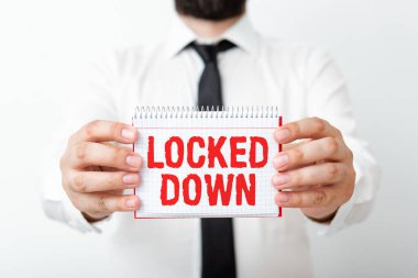 Kelime yazma metni kilitlendi. Yasak alan modelinin yazma fikri için farklı boş renk notlarının görüntülenmesini engelleyen acil durum önlemi iş konsepti.