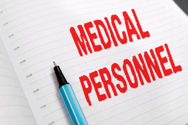 Sözcük yazma tıp personeli. Güvenilir sağlık hizmeti sağlayıcıları için iş konsepti farklı arka planda dijital akıllı telefon ile düzenlenmiş kağıt aksesuarları hastalığın tedavisine izin verir.
