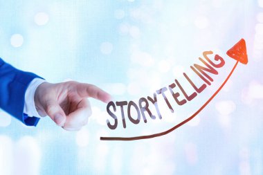 Hikaye anlatımını gösteren bir not yazıyorum. Anekdotların iş fotoğraflarının gösterimi, hikayelerin okuyucusu, hikayelerin yazarı büyüme kavramını gösteren dijital ok başı eğrisi.