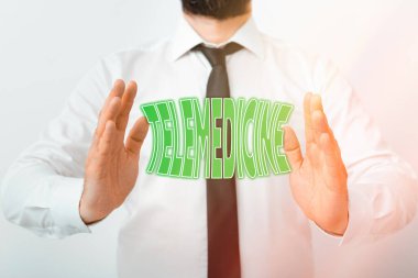 Teletıp 'ı gösteren bir not yazıyorum. Muayene ve hasta ayrıldığında, iş fotoğrafı tanıtım pratiği yapılır. Model, seyrüsefer ilerlemesini sembolize eder..