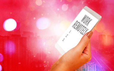 Kelime yazma metni uzaktan çalışıyor. Çalışanların, renkli arka plan altında beyaz ekranlı modern cihazları kullandıkları yeni çalışma tarzı konsepti.