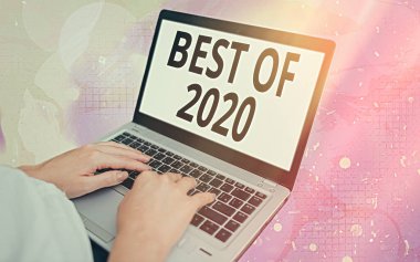 Kelime yazımı 2020 'nin En İyisi. 2020' de büyük ve muhteşem şeyler için iş konsepti ve olaylar renkli bokeh arkaplan altında beyaz ekranlı 2020 Modern cihaz ile gerçekleşti..
