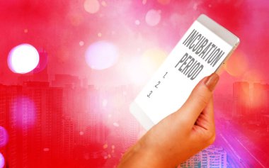 Kelime yazma kuluçka dönemi. Bulaşıcı bir maddeye maruz kalmaktan başlayarak geçen zaman için iş konsepti. Renkli bokeh arkaplan altında beyaz ekranlı modern aygıtlar..