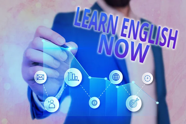 Szövegírás Tanulj meg angolul most. Üzleti koncepció az angol nyelv elsajátítására vagy elsajátítására Nyíl szimbólum felfelé haladva, jelentős teljesítményt mutató pontokat jelölve. — Stock Fotó