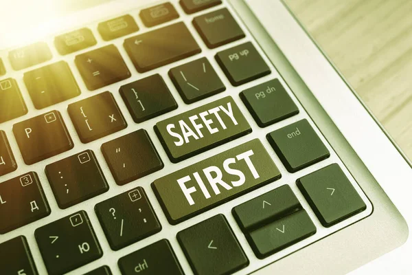 Konzeptionelle Handschrift, die Safety First zeigt. Geschäftstext sagt, dass das Wichtigste ist, sicher zu sein Farbige PC-Tastatur mit Zubehör auf leerem Hintergrund. — Stockfoto