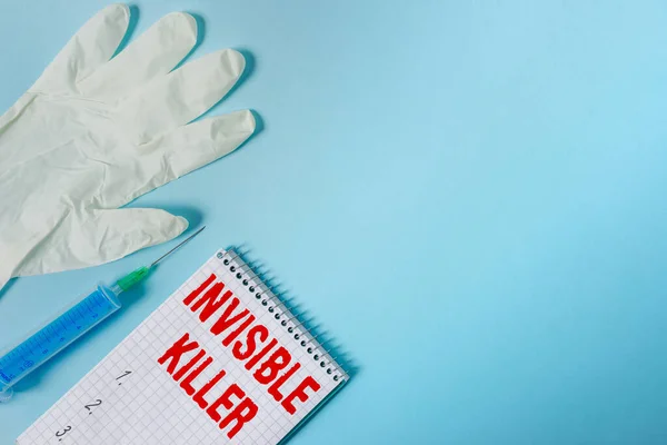 Scrittura di testo a mano Invisible Killer. Concetto di presenza nell'aria di una sostanza nociva Set di apparecchiature mediche con blocco note per la valutazione delle condizioni di salute. — Foto Stock