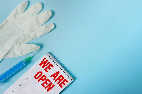 Scrittura di testo a mano Siamo Aperti. Concetto che significa nessuna barriera di chiusura o di confinamento, accessibile da tutti i lati Set di apparecchiature mediche con blocco note per la valutazione delle condizioni di salute. — Foto Stock