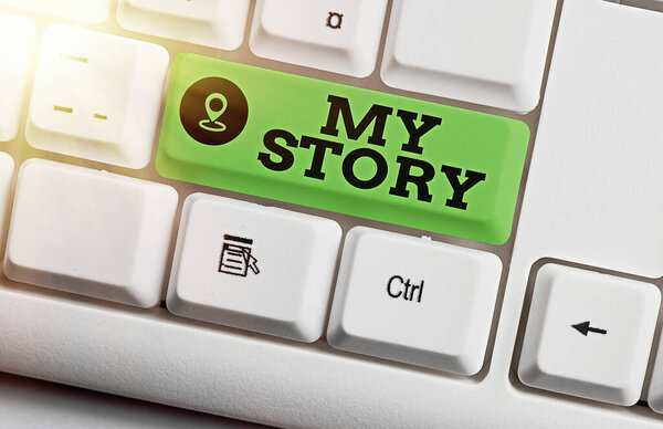 Текстовый знак "Моя история". Концептуальная фотография вещи или ситуации, которые произошли с кем-то в жизни Различные цвета клавиши клавиатуры с аксессуарами расположены на пустом пространстве копирования.