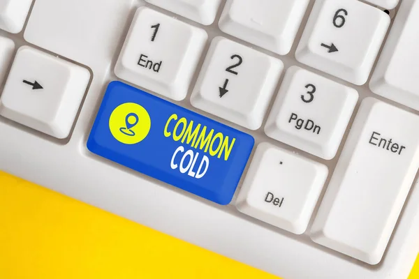 Szóírás szöveg Common Cold. Üzleti koncepció vírusos fertőzés a felső légúti elsősorban érintő orr Különböző színű billentyűzet kulcs tartozékok rendezett üres másolási hely. — Stock Fotó