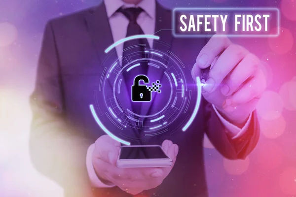 Słowo pisanie tekstu Bezpieczeństwo Najpierw. Koncepcja biznesowa dla używane powiedzieć, że najważniejsze jest, aby być bezpieczne Grafika kłódka dla systemu bezpieczeństwa danych internetowych aplikacji bezpieczeństwa. — Zdjęcie stockowe