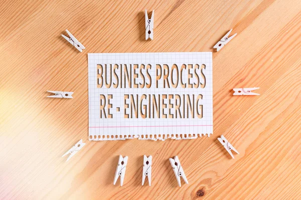 Εννοιολογική γραφή χέρι δείχνει Business Process Re Engineering. Επαγγελματική φωτογραφία που δείχνει την ανάλυση και το σχεδιασμό των ροών εργασίας Χρωματιστά τσαλακωμένα χαρτιά ξύλινο δάπεδο ιματιοθήκη. — Φωτογραφία Αρχείου