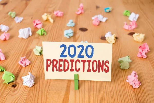 Ecriture conceptuelle montrant les prédictions 2020. Business photo texte déclaration sur ce que vous pensez qu'il se passera en 2020 Papiers froissés colorés plancher en bois épingle à linge de fond. — Photo
