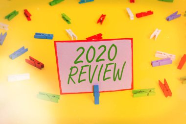 2020 Review 'ı gösteren bir not yazıyorum. 2020 Renkli çamaşır iğnesi kağıtları için turizm ve hizmetlerde yeni trend ve beklentiler gösteren iş fotoğrafı.