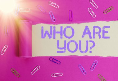 Kim olduğunu gösteren kavramsal el yazısı. İş fotoğrafı, birini yerel grubunuza ya da şirketinize katılmaya davet ediyor. Parçalanmış karton, ahşap klasik bir masanın üstünde..