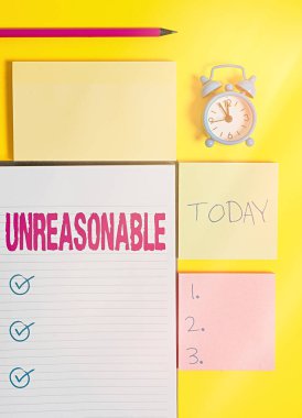 Mantıksız olduğunu gösteren mesaj işareti. Kavramsal fotoğraf mantığa uymuyor ya da nedenin sınırlarını aşmıyor. Sarı arkaplan tablosunda kopya alanı olan boş kağıtlar renklendirildi..