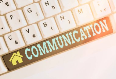 Mesaj işareti iletişimi gösteriyor. Bireyler arasında bir sistem üzerinden kavramsal fotoğraf bilgisi alışverişi yapılır. Farklı renkte klavye anahtarı ve aksesuarlar boş kopya alanı üzerinde düzenlenir..