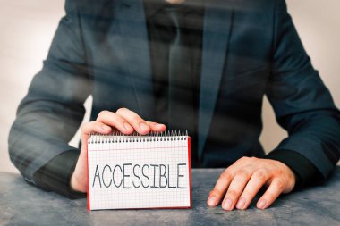 Erişilebilir olduğunu gösteren kavramsal el yazısı. İş fotoğrafı metnine yaklaşılabilir ya da girilebilir, yaklaşımı kolay ya da farklı renk notlarını gösteren modeller yazma fikri için kullanılabilir.