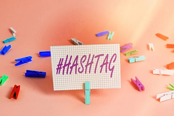 Escribiendo nota mostrando Hashtaghashtag. Palabra de presentación de fotos de negocios precedida por un hashtag de signo de hash en sitios web de redes sociales Rectángulo arrugado de color en forma de papel recordatorio fondo azul claro. — Foto de Stock