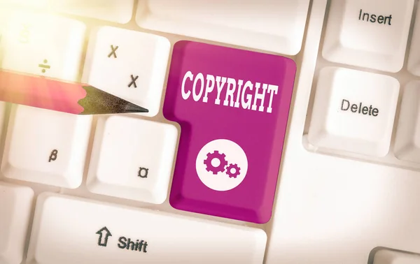 Schriftzug mit Urheberrecht. Geschäftsfotos mit exklusivem Recht auf Reproduktion, Veröffentlichung, Verkauf oder Vertrieb von farbigen Tastaturschlüsseln mit Zubehör auf leerem Kopierraum. — Stockfoto