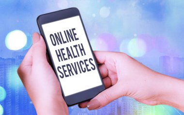 Çevrimiçi Sağlık Servisi 'nden mesaj geldi. İş dünyası sağlık hizmeti kavramı internet üzerinden sunuldu ve geliştirildi. Renkli bokeh arka plan altında beyaz ekranlı modern cihazlar.