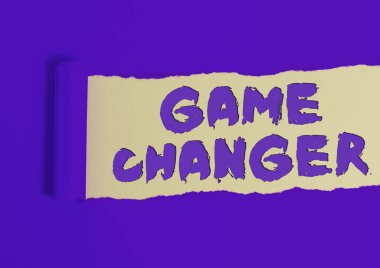 Game Changer 'ı gösteren bir not yazıyorum. Sports Data Scorekeeper Gamestreams Canlı Skor Takım Yöneticileri Tahta klasik bir masanın üzerinde yırtık karton rulo.