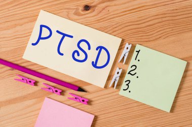 Yeni Metni gösteren not yazılıyor. Yeni yılı kutlamak için yeni iş fikirleri ve pazarlama kampanyası. Renkli çamaşır iğnesi kağıtları boş ahşap zemin ofisini hatırlatıyor..