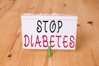 Kelime yazma metni Diyabet 'i durdurun. Kandaki yüksek glikoz seviyesini önlemek için iş konsepti. Boş ahşap zemin zemin. Yeşil çamaşır tokası oyuğu ofisi..