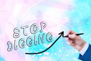 Kazmayı Durdur tabelası. Yasadışı kazı çalışmalarını önleyen kavramsal fotoğraf Çevre Koruma Dijital ok başı eğrisinin yukarı doğru yükselmesi büyüme gelişimi kavramını gösteriyor.