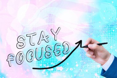 Metin işareti Odaklan 'ı gösteriyor. Kavramsal fotoğraf Dikkatli Odaklan Görevi Yoğunlaştır Dikkatimi dağıtan dijital ok başı eğrisinin yukarı doğru yükselmesi büyüme kavramını gösteriyor.