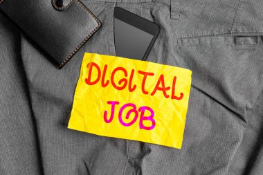 Dijital Görevi gösteren not yazılıyor. İş fotoğrafçılığı internet üzerinden ödeme yapılır ve pantolonun ön cebinde cüzdanı olan bireysel bir bilgisayar akıllı telefon cihazı bulunur..