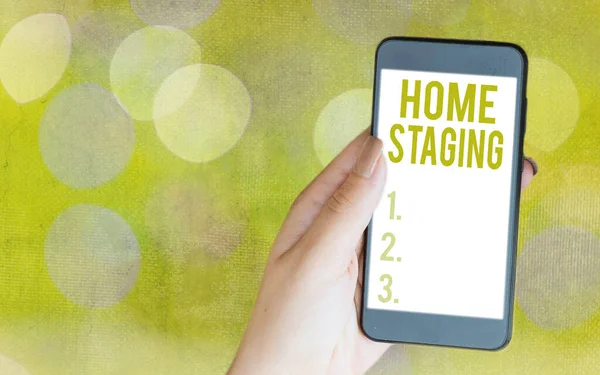 Γράμμα που δείχνει το Home Staging. Επιχειρηματική φωτογραφία προβάλλοντας Πράξη της προετοιμασίας μιας ιδιωτικής κατοικίας προς πώληση στην αγορά Σύγχρονη gadgets λευκή οθόνη κάτω από πολύχρωμο φόντο bokeh. — Φωτογραφία Αρχείου