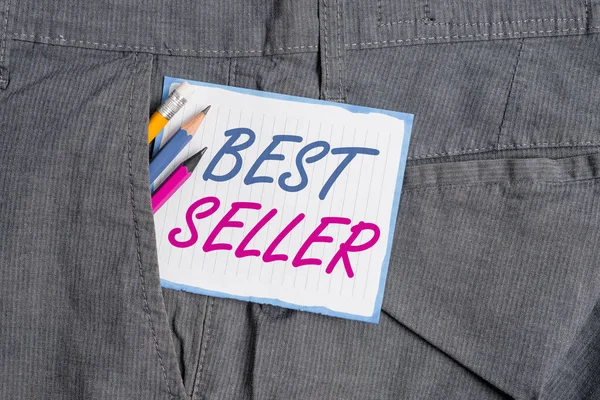 Texto de escritura a mano Best Seller. Concepto que significa libro u otro producto que se vende en números muy grandes Equipo de escritura y papel blanco dentro del bolsillo de los pantalones de trabajo del hombre. —  Fotos de Stock