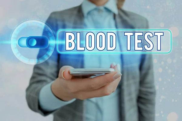 Az SMS-ben vérvizsgálat van. Fogalmi fotó Kivont vérminta egy szervezetből a laboratóriumi elemzés tökéletesítésére Grafikus lakat a webes adatbiztonsági alkalmazásrendszerhez. — Stock Fotó