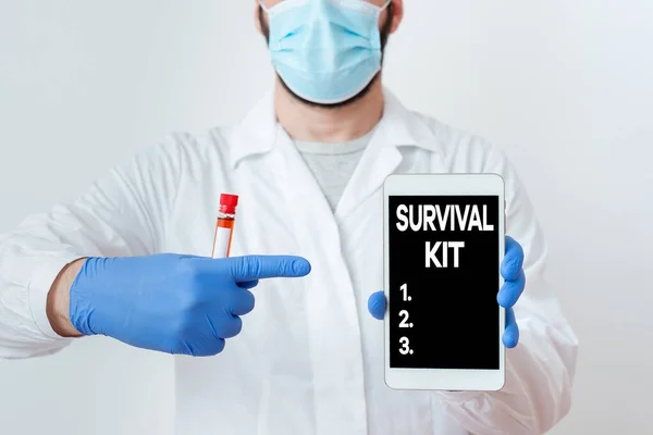 Nota de escritura que muestra Survival Kit. Foto de negocios mostrando equipo de emergencia Colección de artículos para ayudar a alguien Muestra de análisis de sangre de laboratorio mostrada para diagnóstico médico. — Foto de Stock