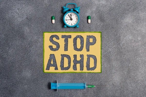 Wortschreibtext Stop Adhd. Geschäftskonzept zur Behandlung einer Störung, die das Gehirn und das Verhalten eines Kindes beeinflusst Set medizinischer Geräte mit Notizblock zur Beurteilung des Gesundheitszustandes. — Stockfoto