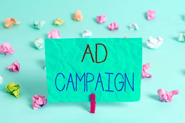 Manuscrito texto escrevendo Ad Campaign. Conceito que significa promoção de produto ou serviço específico através da internet Colorido enrugado retângulo em forma de lembrete papel luz azul fundo. — Fotografia de Stock