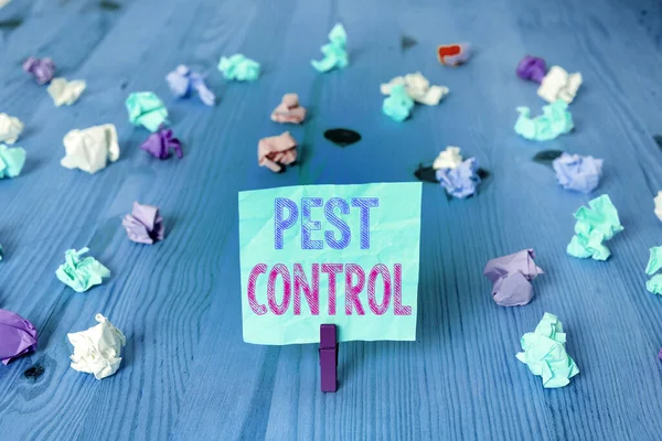 Escribiendo una nota que muestra el control de plagas. Foto de negocios mostrando Matando insectos destructivos que atacan cultivos y ganado Papel recordatorio en forma de rectángulo arrugado de color azul claro. — Foto de Stock