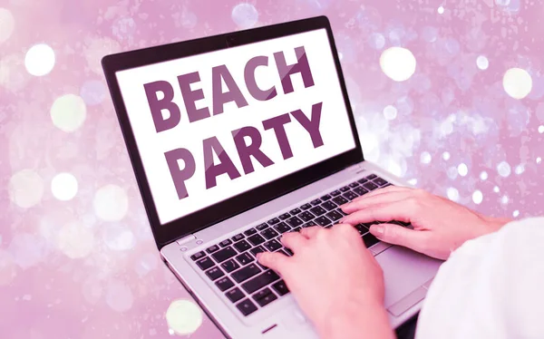 Panneau texte montrant Beach Party. Photo conceptuelle petit ou grand festival organisé sur les rives de la mer portant habituellement bikini gadgets modernes avec écran blanc sous fond bokeh coloré. — Photo