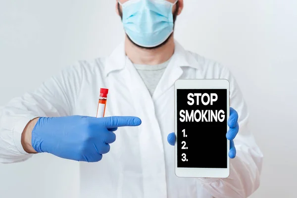 Escrevendo nota mostrando parar de fumar. Foto de negócios mostrando Descontinuar ou parar o uso de vício em tabaco Laboratório Amostra de teste de sangue mostrado para diagnóstico médico. — Fotografia de Stock