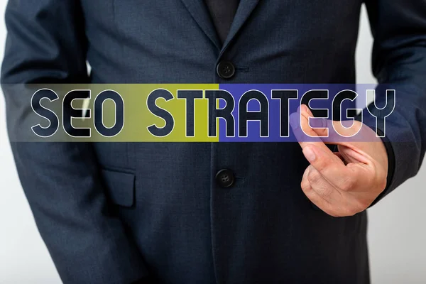 Schrijfbriefje met Seo Strategy. Zakelijke foto presentatie Technieken en tactieken om de bezoekers van een website te verhogen Model met wijzende hand vinger symboliseert navigatie vooruitgang groei. — Stockfoto