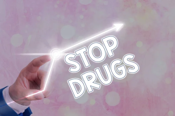 Texto de escritura de palabras Stop Drugs. Concepto empresarial para poner fin a la dependencia de sustancias como la heroína o la cocaína Símbolo de flecha que va hacia arriba denotando puntos que muestran logros significativos. — Foto de Stock