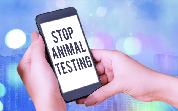 Κείμενο γραφής λέξεων Σταματήστε τις δοκιμές σε ζώα. Business concept for put an end on animal experimentation or research Σύγχρονα gadgets με λευκή οθόνη κάτω από πολύχρωμο φόντο bokeh. — Φωτογραφία Αρχείου