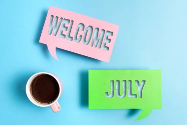 El yazısı. Temmuz 'a hoş geldin. Kavram anlamı: Takvim Yedinci Ay 31 gün Üçüncü Çeyrek Yeni Mevsim Kağıt Aksesuarları Farklı arkaplanda dijital akıllı telefonlu.