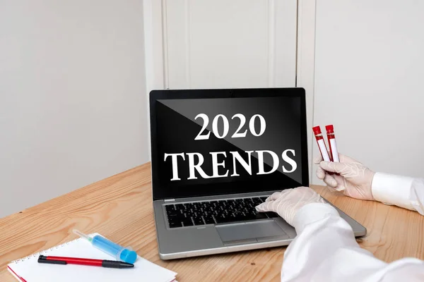 Písemná poznámka zobrazující trendy roku2020. Obchodní fotografie předvádění věcí, které jsou známé krátkou dobu v aktuálním roce Vzorek krve injekční lahvička nejdelší technologie připravena k vyšetření. — Stock fotografie