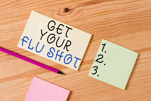 Textskylt med texten Get Your Flu Shot. Konceptuell foto immunisering ges årligen för att skydda mot influensa Färgade klädnypor tomma påminnelse trägolv bakgrund kontor. — Stockfoto