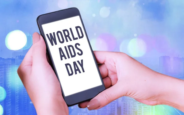 Woordschrijvende tekst World Aids Day. Zakelijk concept voor een internationale dag om het bewustzijn van de AIDS-pandemie te verhogen Moderne gadgets met wit scherm onder kleurrijke bokeh achtergrond. — Stockfoto