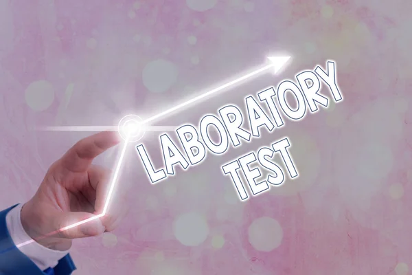 Text psaný slovem Laboratorní test. Obchodní koncept pro stanovení lékařské diagnózy z testovaných látek Symbol šipky směřující nahoru označující body prokazující významný úspěch. — Stock fotografie