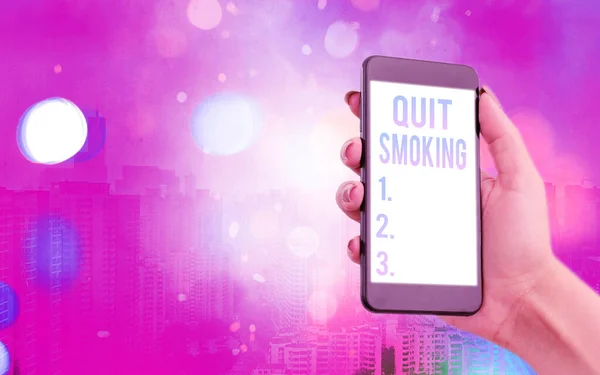 Texte d'écriture Word Cessez de fumer. Concept d'entreprise pour cesser ou arrêter l'utilisation de la dépendance au tabac gadgets modernes avec écran d'affichage blanc sous fond bokeh coloré. — Photo