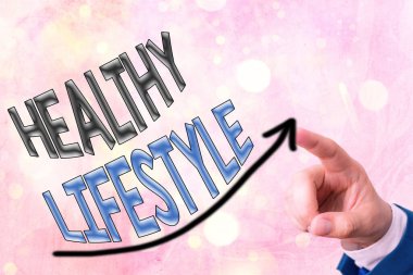 Sağlıklı Yaşam Tarzını gösteren metin işareti. Ciddi derecede hasta olma riskini azaltan kavramsal fotoğraf yaşam biçimi, büyüme kavramını işaret eden yukarı doğru yükselen dijital ok başı eğrisi.