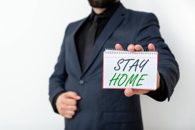 Kelime yazma metni Evde Kalın Hayatları Kurtarın. Hastalıklı hasta sayısını azaltmak için iş konsepti evden ayrılmayarak Model farklı boş renk notlarını göstererek fikir yazmak için model oluşturur.